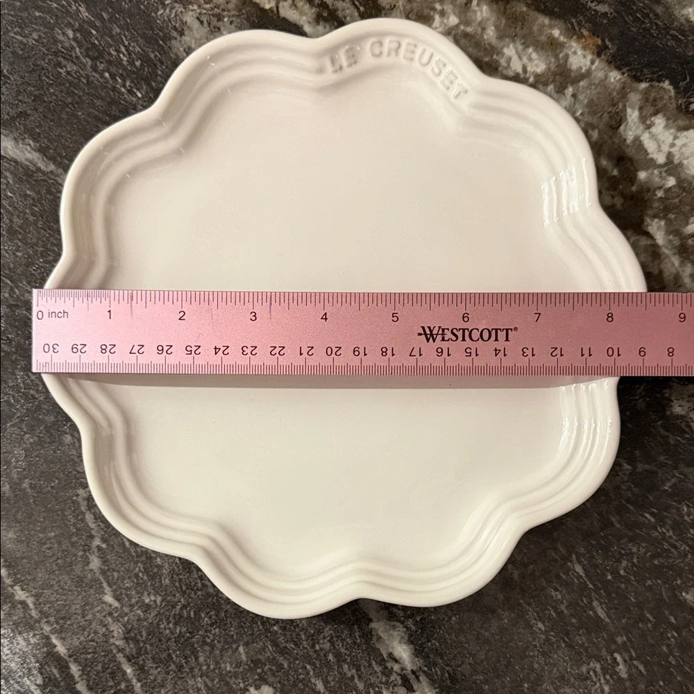 Le Creuset Scalloped Frill Plate NIB!
